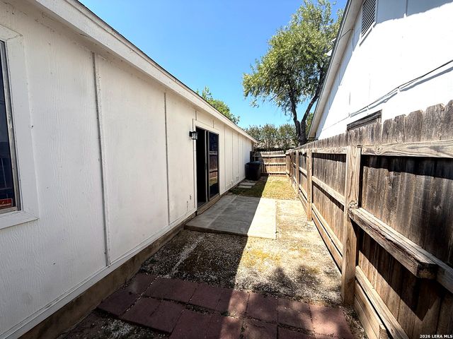 10040 Woodtrail, San Antonio, TX 78250