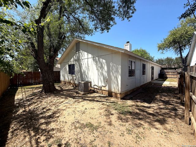 10040 Woodtrail, San Antonio, TX 78250