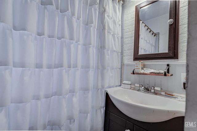 1232 wilson Avenue, Bakersfield, CA 93308