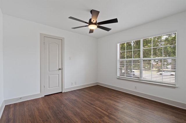 950 Whispering Hollow DR, Kyle, TX 78640