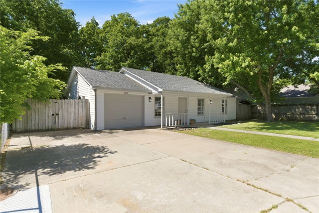 2503 Ravenswood, Fayetteville, AR 72704
