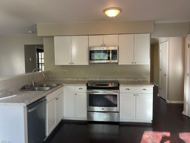 8 Sumner CT, Toano, VA 23168