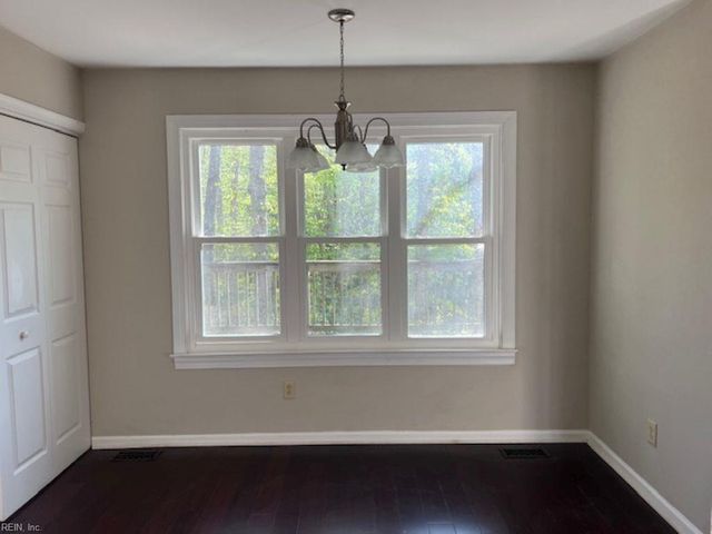 8 Sumner CT, Toano, VA 23168