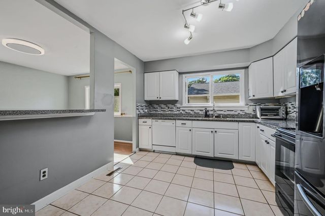 34 ROBERT OAKES DR, Newark, DE 19713