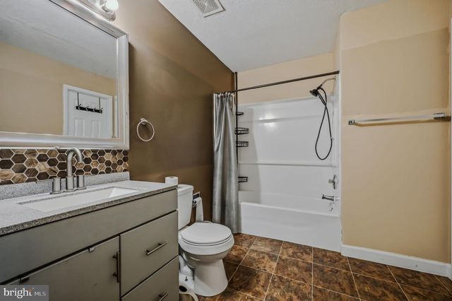 34 ROBERT OAKES DR, Newark, DE 19713