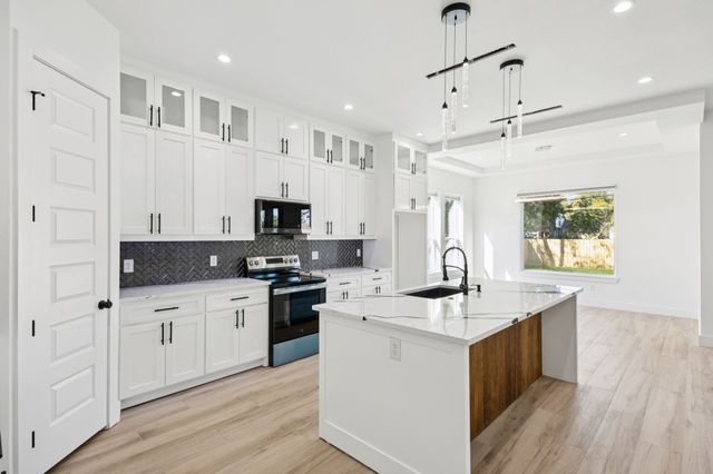 1035 Strickland Street, Dallas, TX 75211