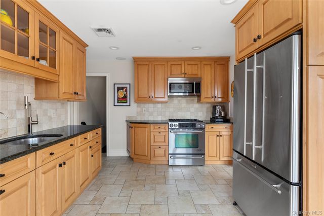 50 Washington Avenue, Glen Head, NY 11545