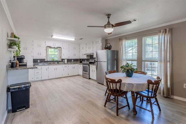 103 E Rock Street, Morrilton, AR 72110