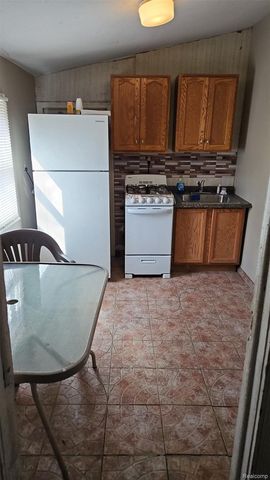 38 E SHEFFIELD Avenue, Pontiac, MI 48340