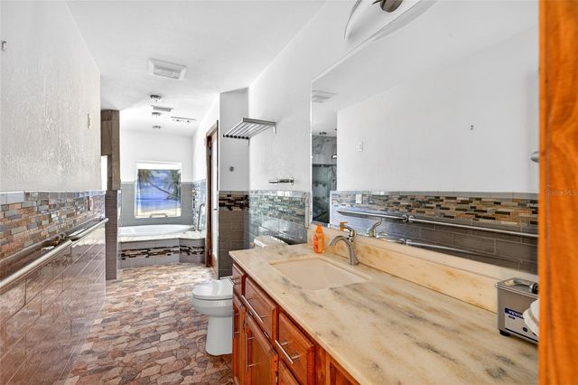 16555 N HIGHWAY 329, Reddick, FL 32686