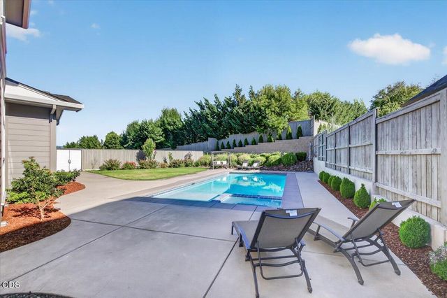 4048 Fieldbrook Avenue, Medford, OR 97504