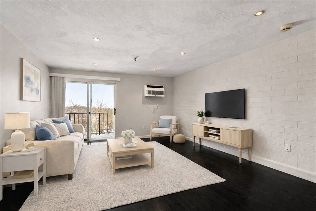 115 W Squantum St 811, Quincy, MA 02171