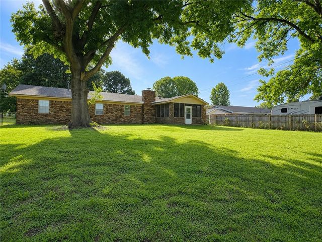 202 Meadow Place, Clarksville, AR 72830