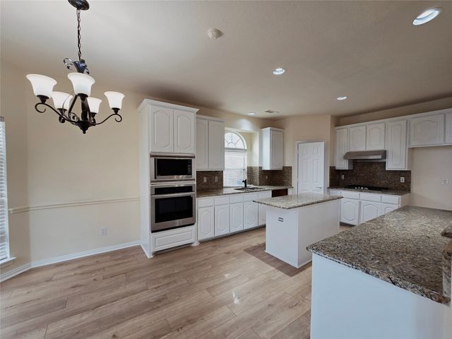 5207 W Cove Way, Grand Prairie, TX 75052