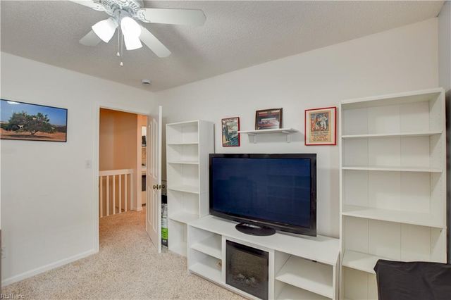 1832 Riddlesworth DR, Virginia Beach, VA 23456