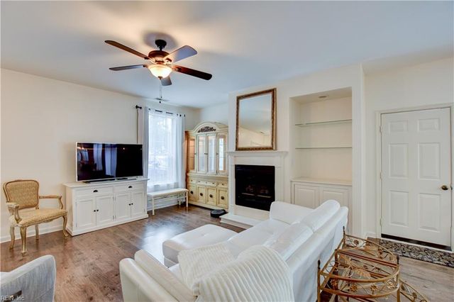 1832 Riddlesworth DR, Virginia Beach, VA 23456