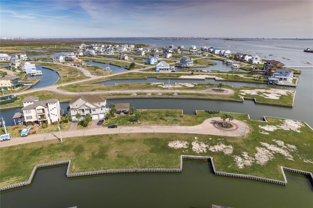 25 Half Moon, Hitchcock, TX 77563