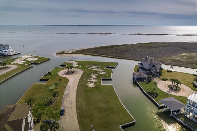 25 Half Moon, Hitchcock, TX 77563