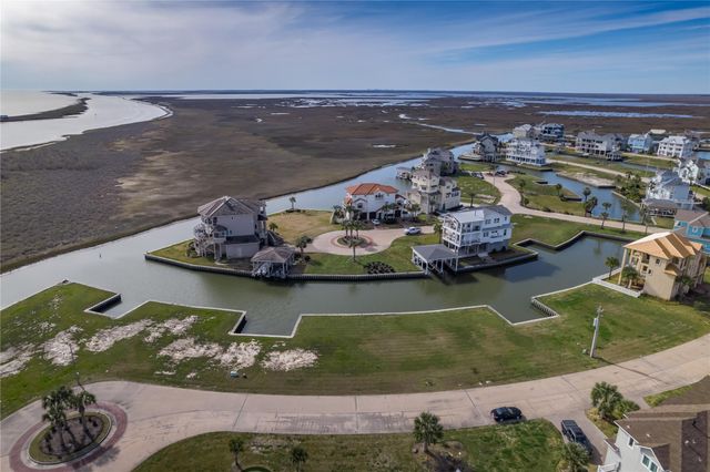 25 Half Moon, Hitchcock, TX 77563