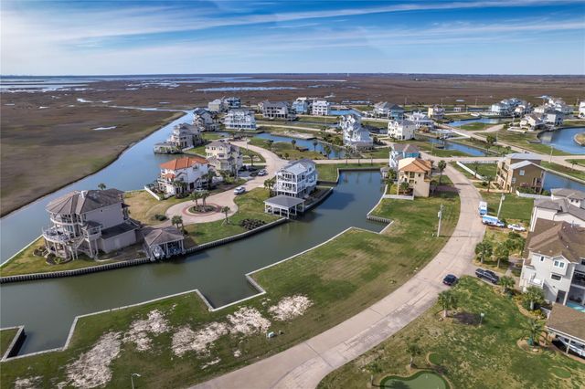 25 Half Moon, Hitchcock, TX 77563