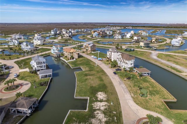 25 Half Moon, Hitchcock, TX 77563