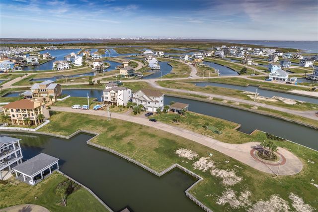 25 Half Moon, Hitchcock, TX 77563