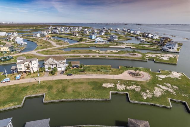 25 Half Moon, Hitchcock, TX 77563