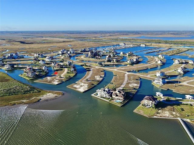 25 Half Moon, Hitchcock, TX 77563