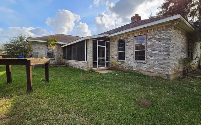 2225 Ridgewood Drive, West Columbia, TX 77486