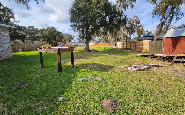 2225 Ridgewood Drive, West Columbia, TX 77486