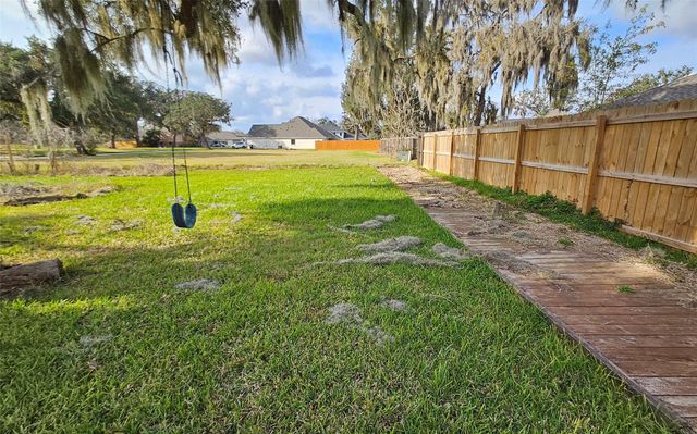 2225 Ridgewood Drive, West Columbia, TX 77486