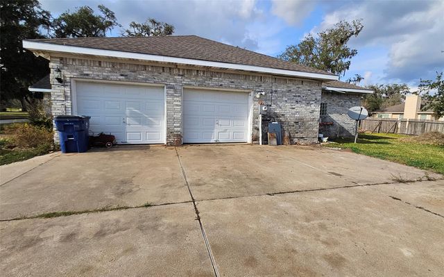 2225 Ridgewood Drive, West Columbia, TX 77486