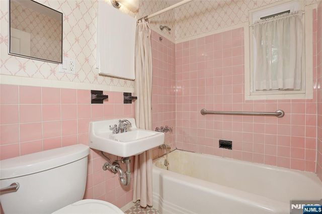 12 Beverly Lane, Waldwick, NJ 07463