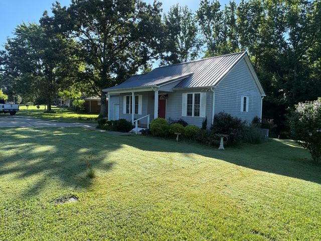 381 Longview Dr, Camden, TN 38320