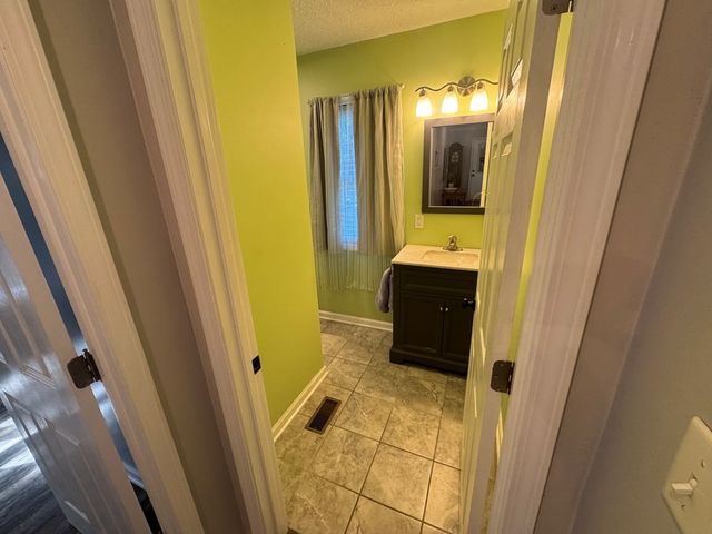 381 Longview Dr, Camden, TN 38320