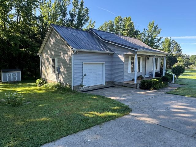 381 Longview Dr, Camden, TN 38320