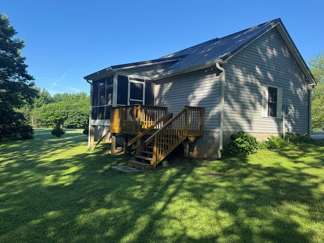 381 Longview Dr, Camden, TN 38320