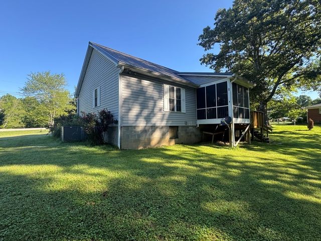 381 Longview Dr, Camden, TN 38320