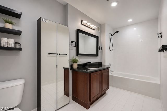 1 Carriage City Plz 1513, Rahway City, NJ 07065