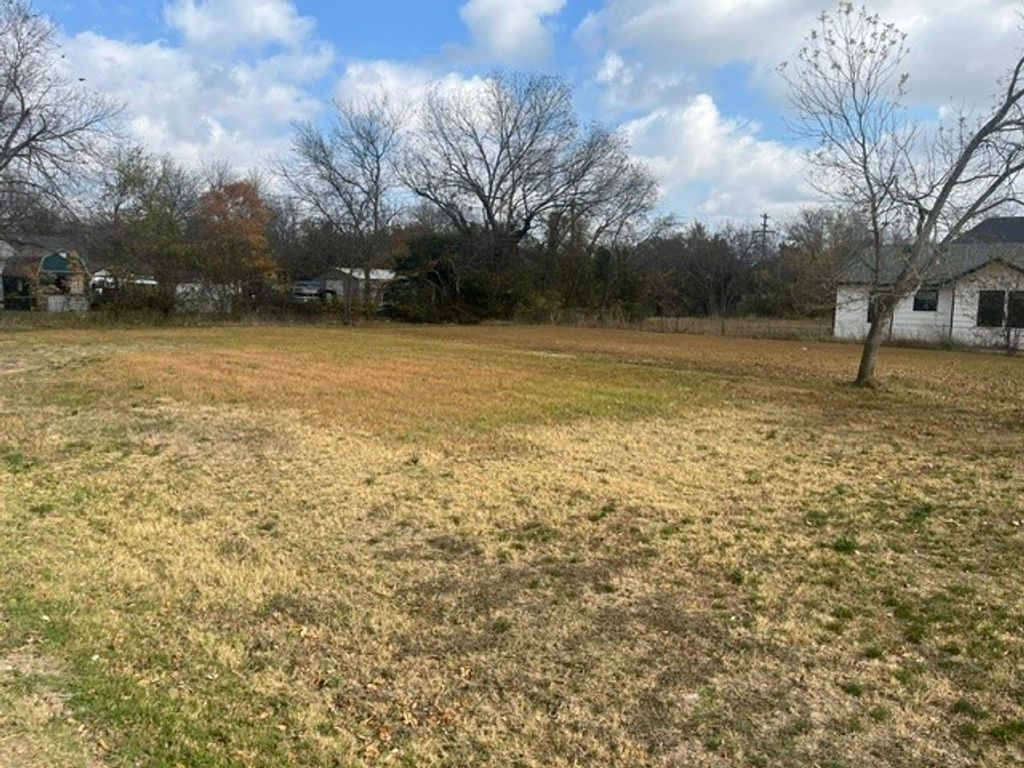 404 E Grayson Street, Leonard, TX 75452