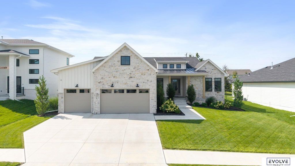 21315 E Street, Elkhorn, NE 68022