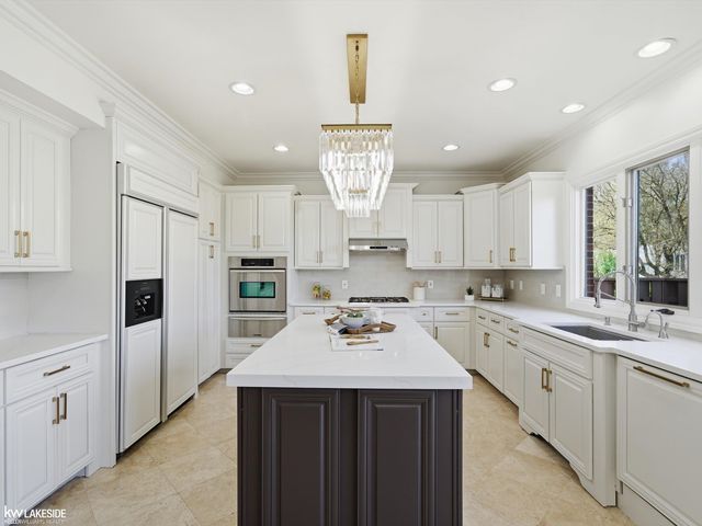 1112 Canyon Creek Drive, Rochester Hills, MI 48306