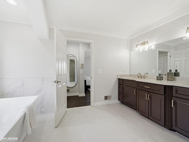 1112 Canyon Creek Drive, Rochester Hills, MI 48306
