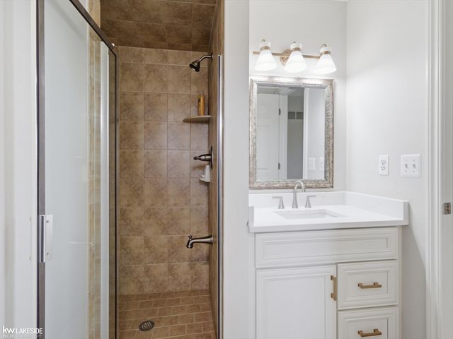 1112 Canyon Creek Drive, Rochester Hills, MI 48306
