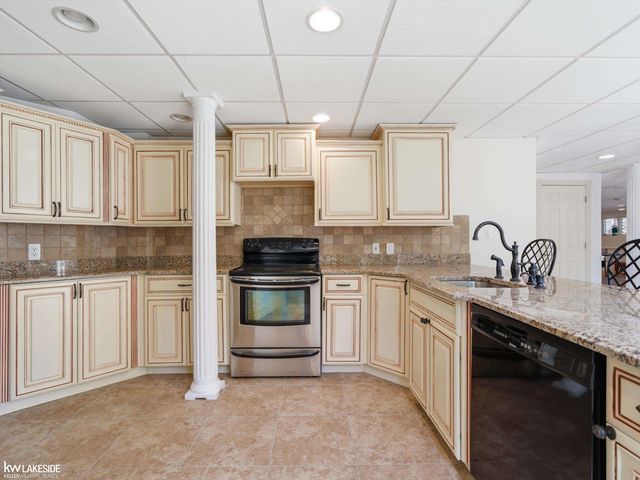 1112 Canyon Creek Drive, Rochester Hills, MI 48306