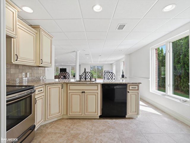 1112 Canyon Creek Drive, Rochester Hills, MI 48306