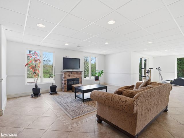 1112 Canyon Creek Drive, Rochester Hills, MI 48306