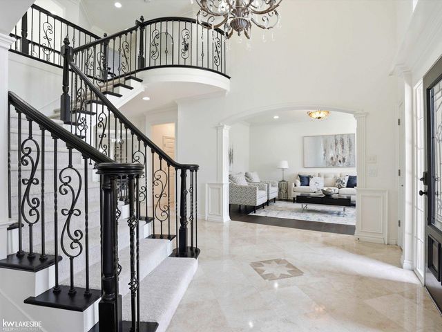1112 Canyon Creek Drive, Rochester Hills, MI 48306