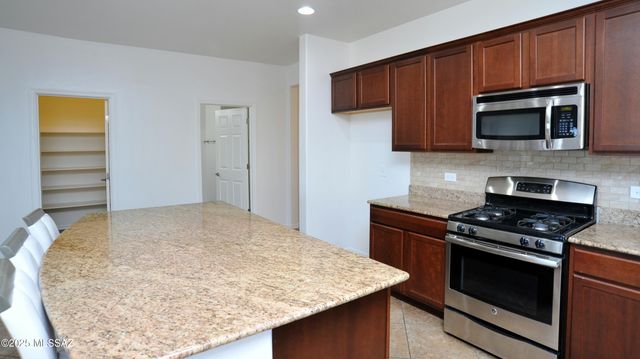 9505 S Quiet Dove Drive, Tucson, AZ 85747