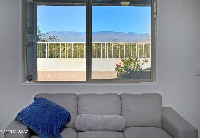 9505 S Quiet Dove Drive, Tucson, AZ 85747